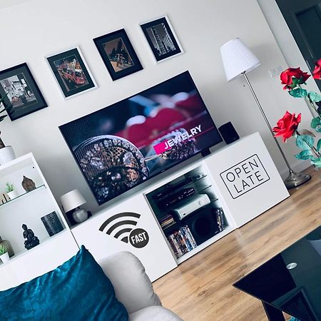 E1 Luxury Oldtown Apt - 2X Parking, Foodstore, Pcscreen, Netflix, Unlimited Music, Crib, Babychair, Fastwifi, Aircon 科希策 外观 照片