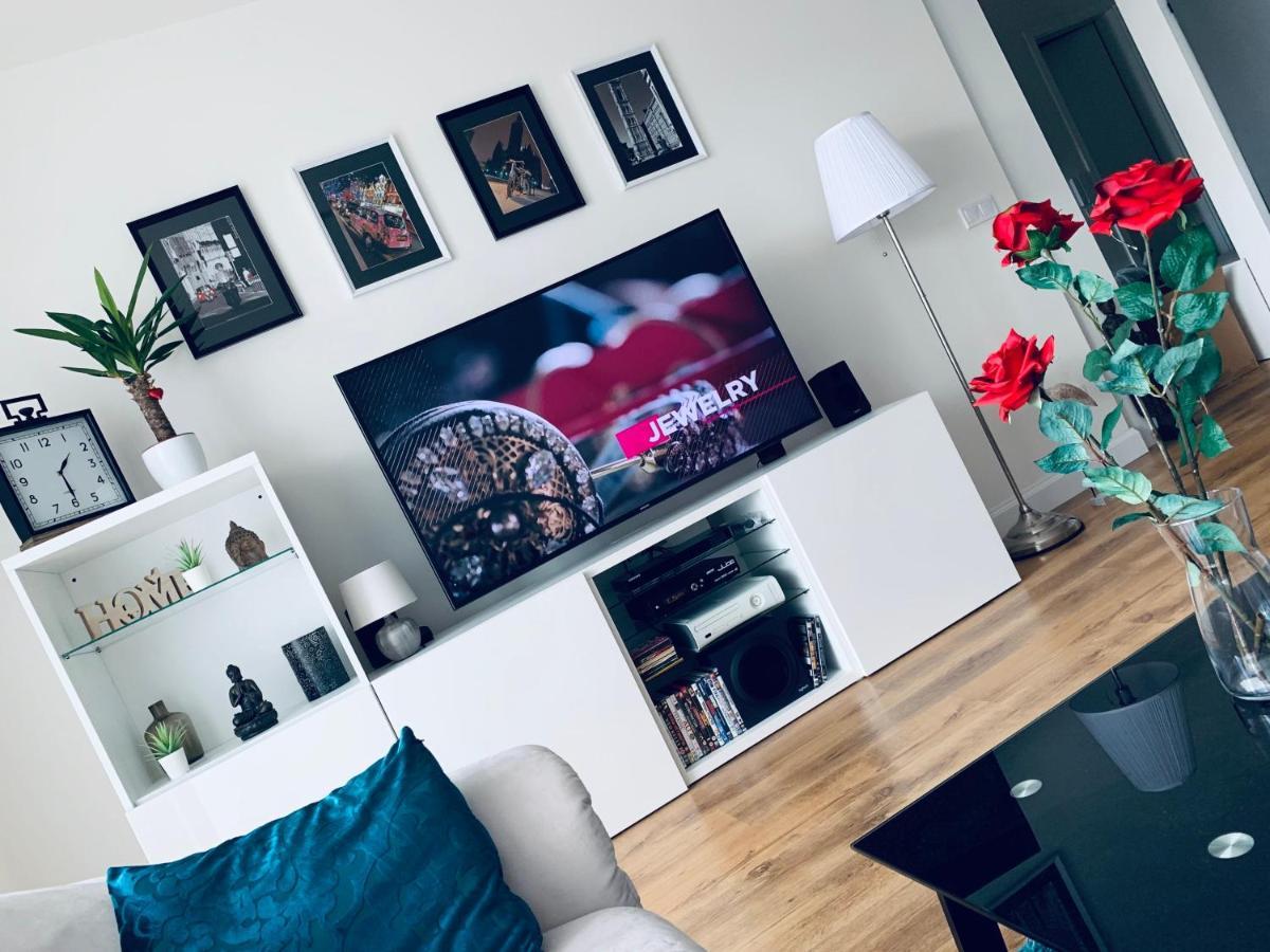 E1 Luxury Oldtown Apt - 2X Parking, Foodstore, Pcscreen, Netflix, Unlimited Music, Crib, Babychair, Fastwifi, Aircon 科希策 外观 照片