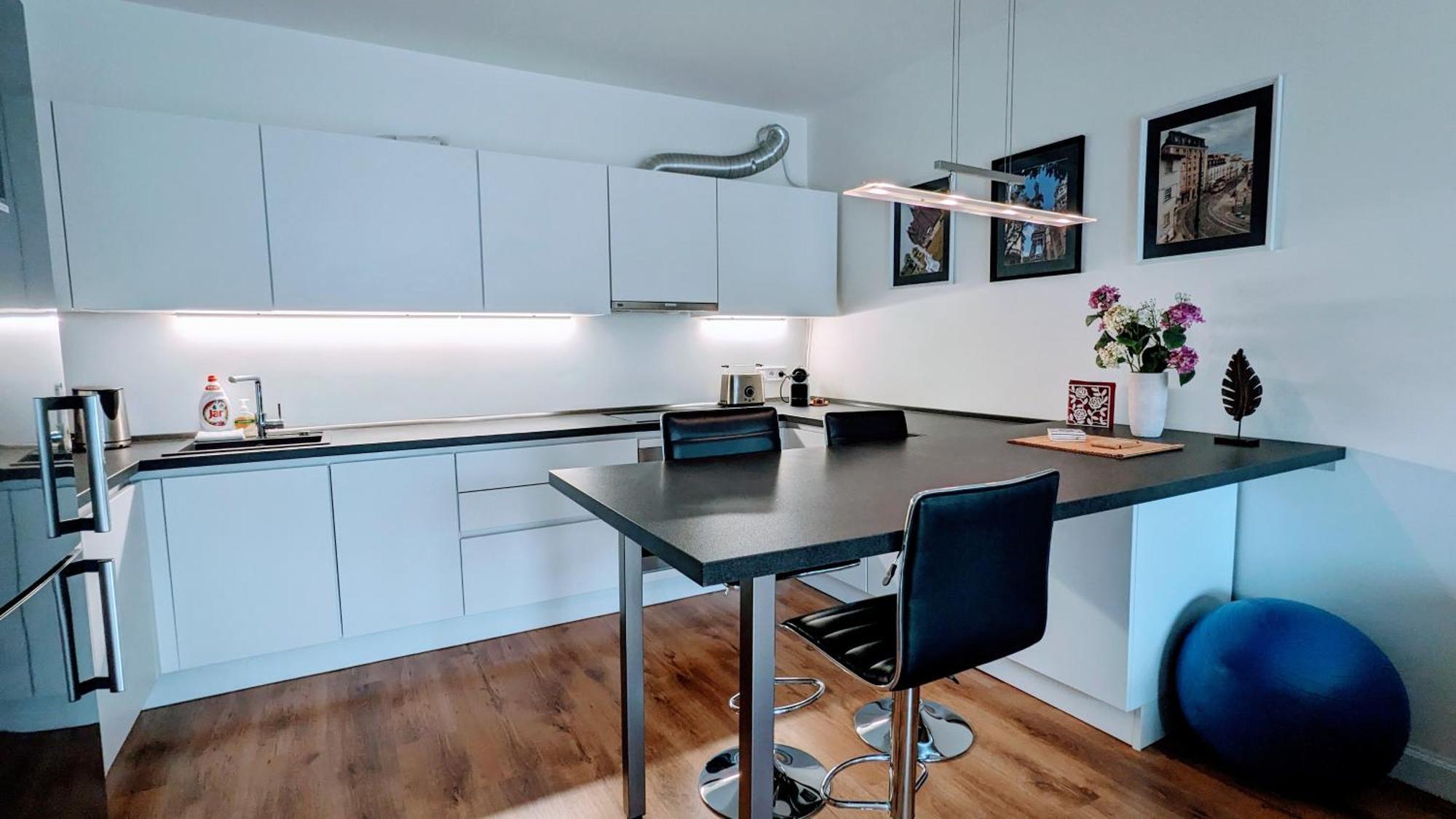 E1 Luxury Oldtown Apt - 2X Parking, Foodstore, Pcscreen, Netflix, Unlimited Music, Crib, Babychair, Fastwifi, Aircon 科希策 外观 照片