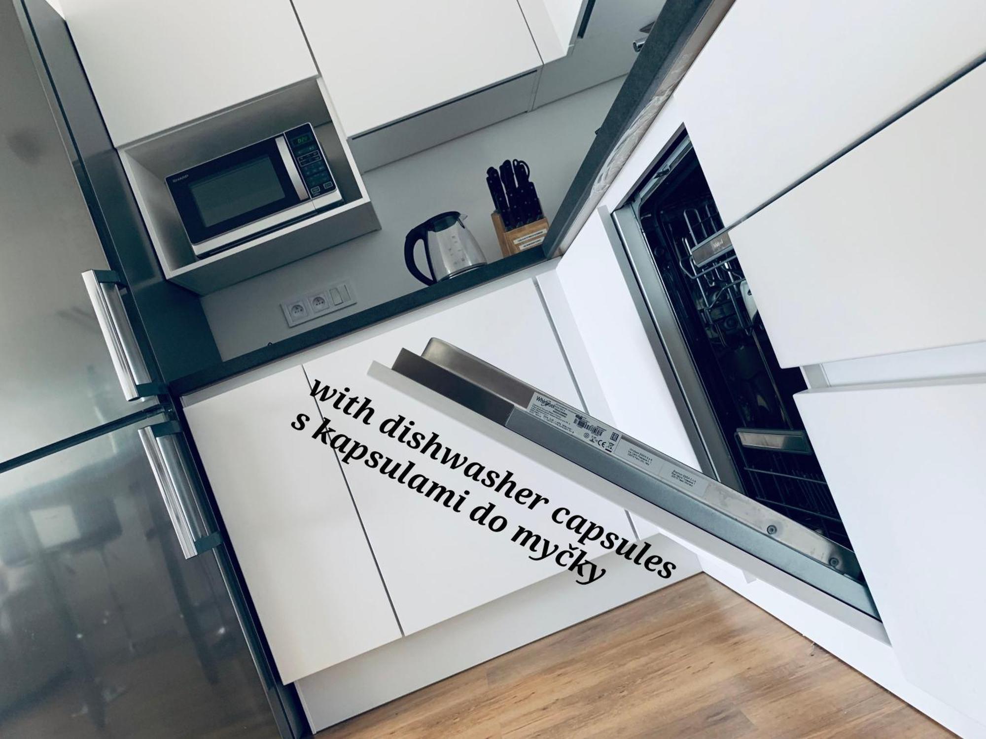 E1 Luxury Oldtown Apt - 2X Parking, Foodstore, Pcscreen, Netflix, Unlimited Music, Crib, Babychair, Fastwifi, Aircon 科希策 外观 照片