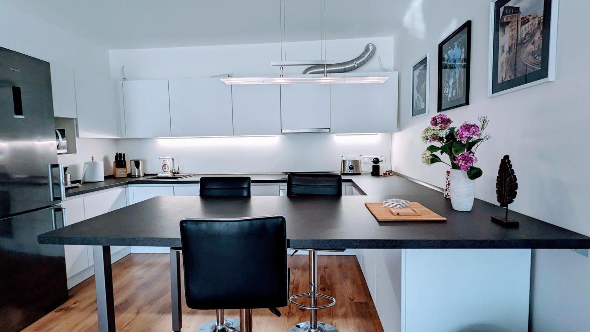 E1 Luxury Oldtown Apt - 2X Parking, Foodstore, Pcscreen, Netflix, Unlimited Music, Crib, Babychair, Fastwifi, Aircon 科希策 外观 照片
